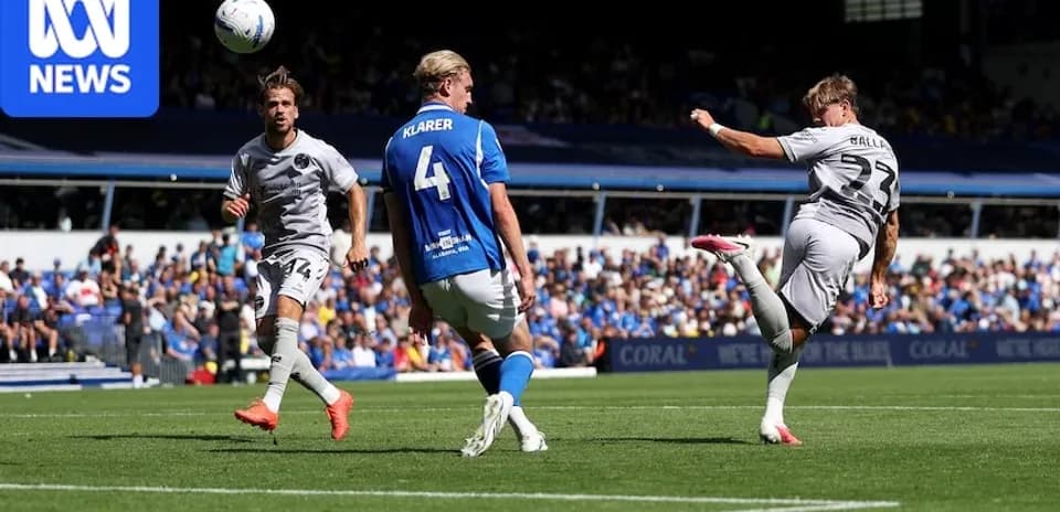 Joueur tirant au but pendant un match de football