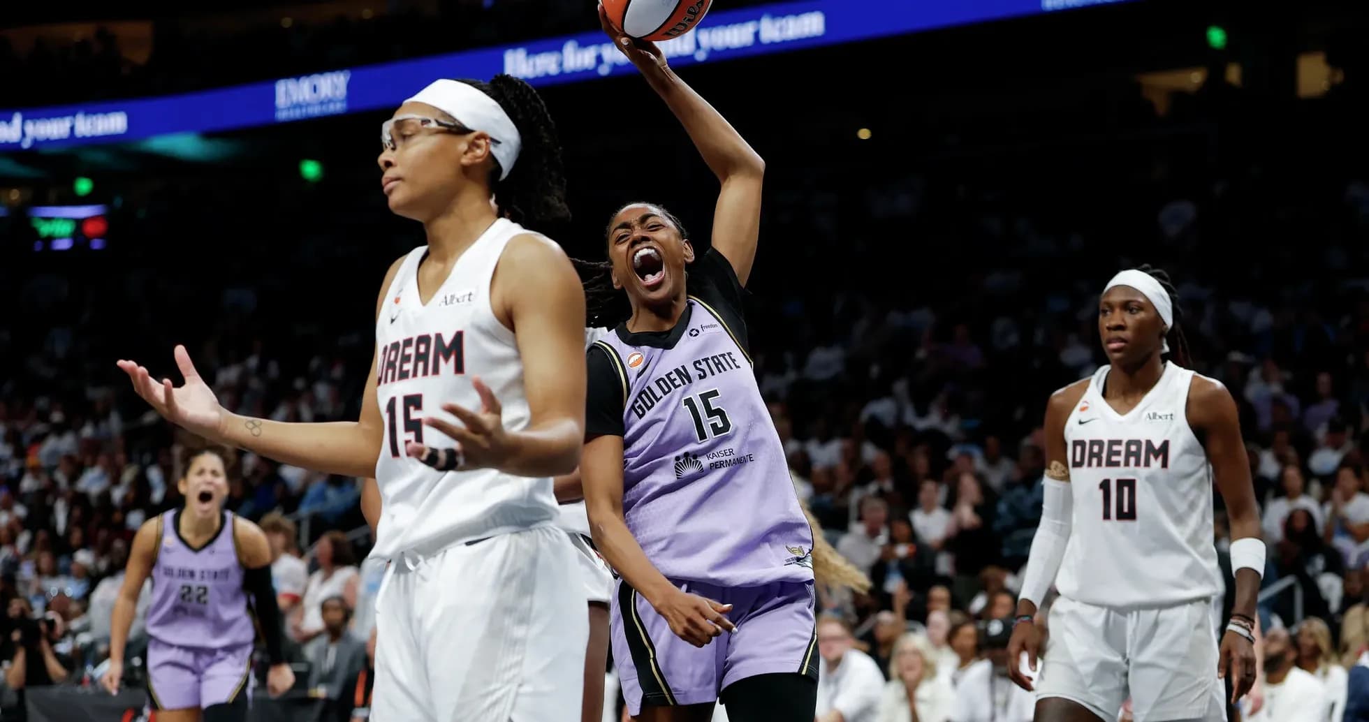 Joueuse de Golden State célébrant un panier réussi