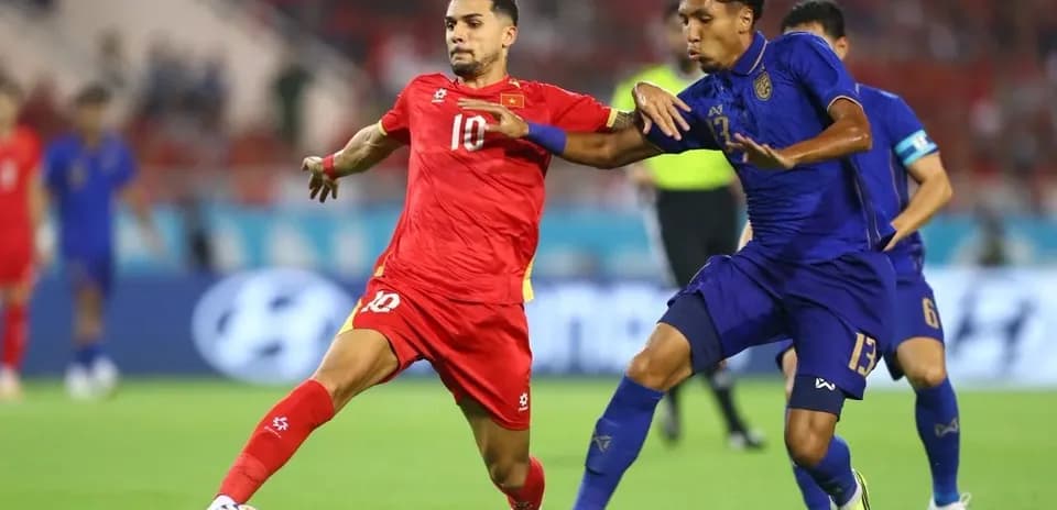 Deux joueurs en compétition pour le ballon sur le terrain