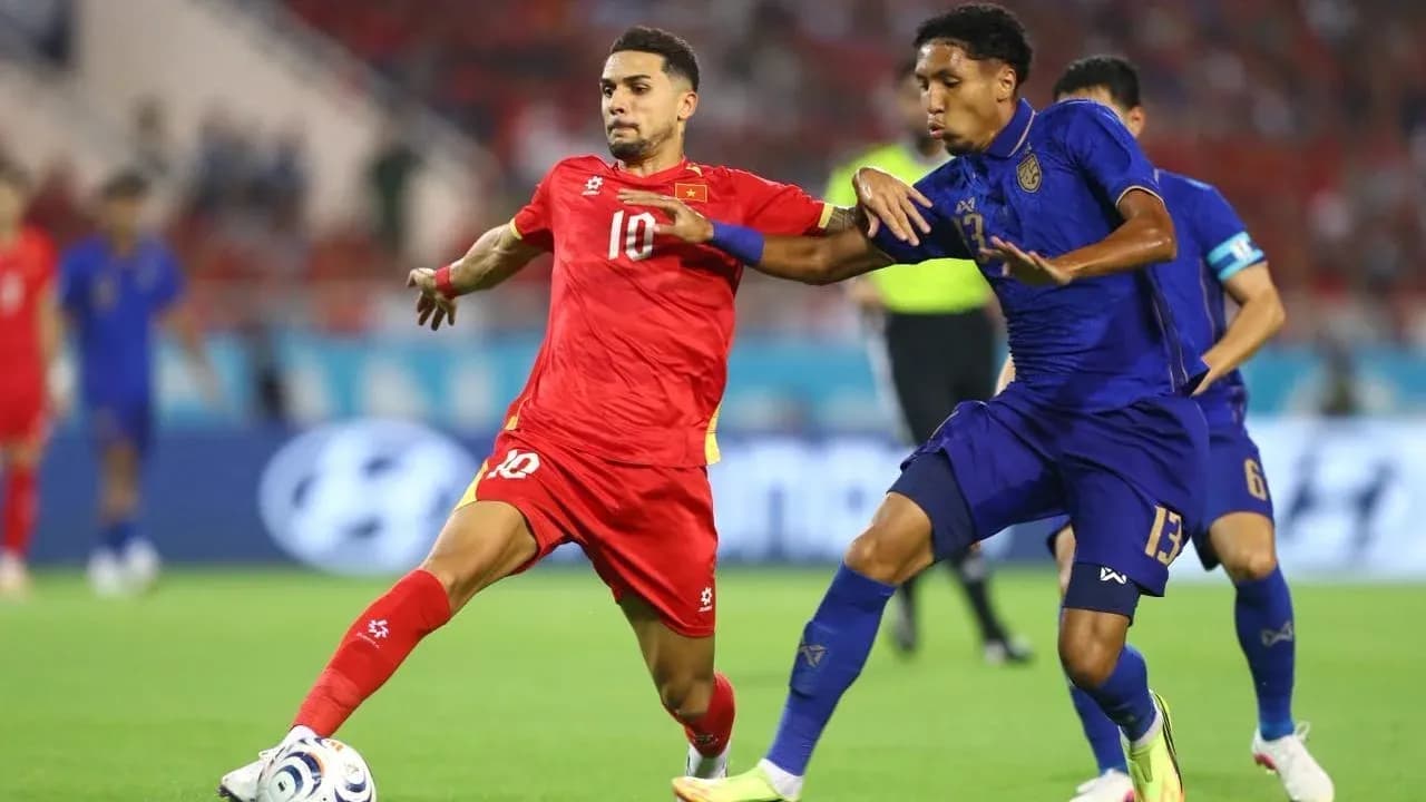 Deux joueurs en compétition pour le ballon sur le terrain