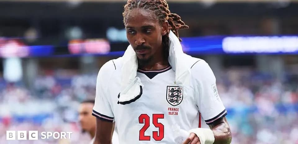 Joueur avec maillot anglais quittant le terrain