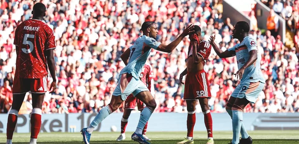 Joueurs de Liverpool et Brentford en action