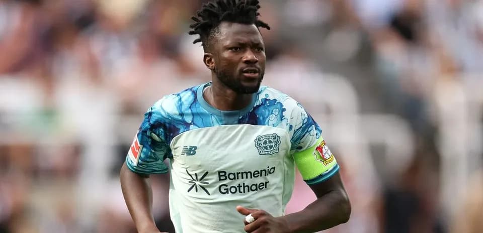 Joueur de football en maillot de Bayer Leverkusen