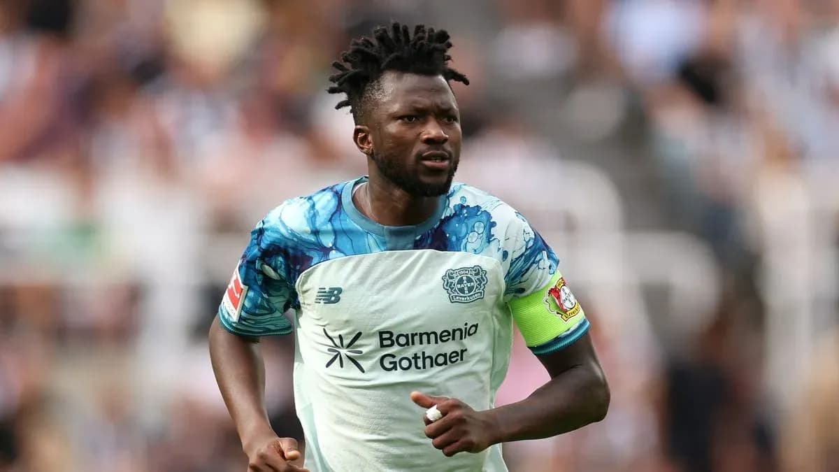 Joueur de football en maillot de Bayer Leverkusen