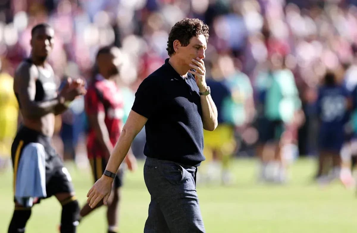 Entraîneur quittant le terrain après le match