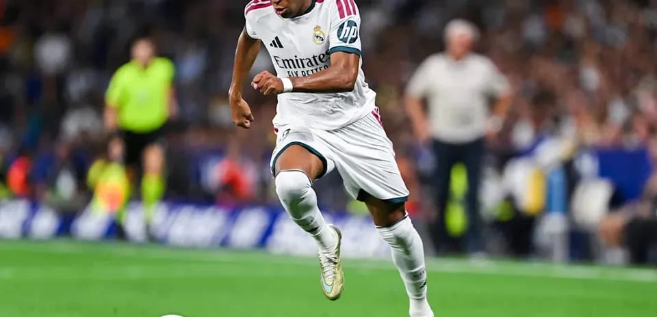 Joueur du Real Madrid courant avec le ballon
