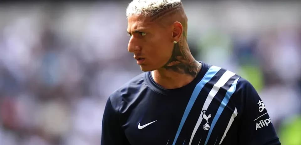 Joueur en maillot de Tottenham sur le terrain