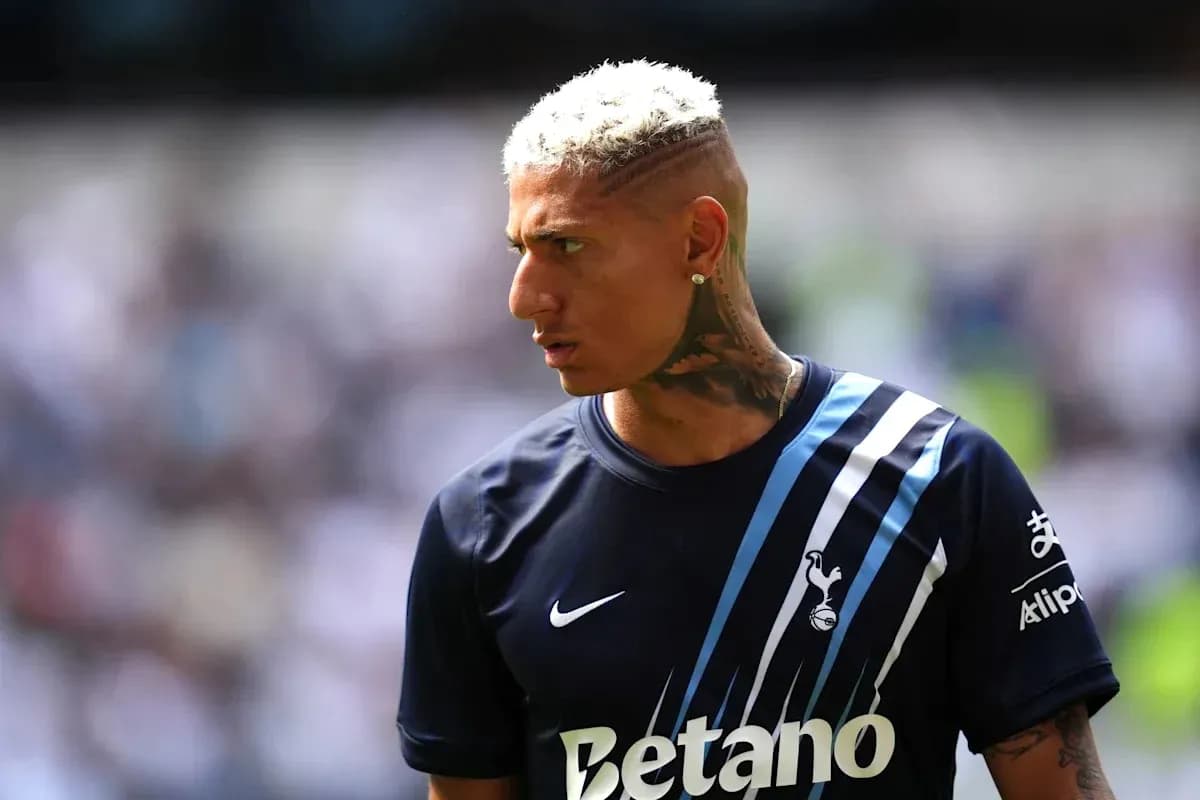 Joueur en maillot de Tottenham sur le terrain