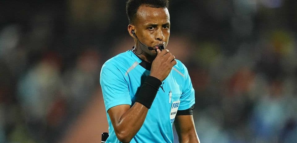 Arbitre tenant un sifflet pendant un match