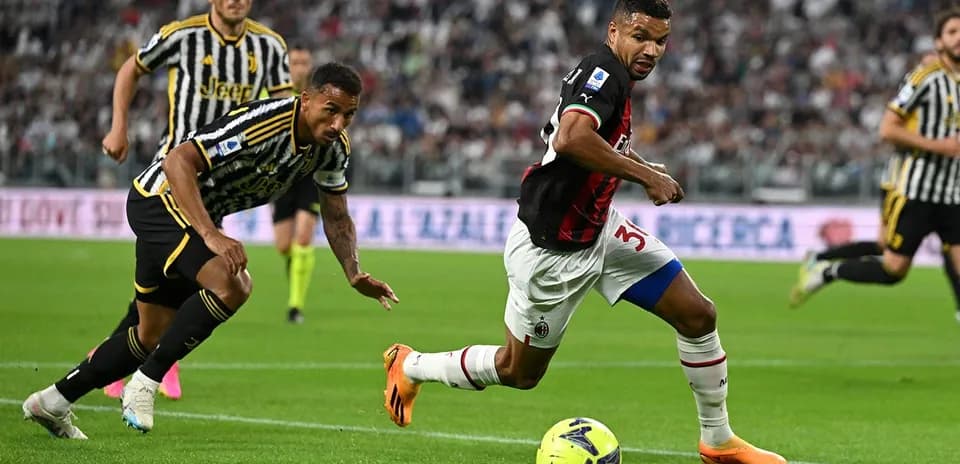 Joueur de l'AC Milan en course contre la Juventus
