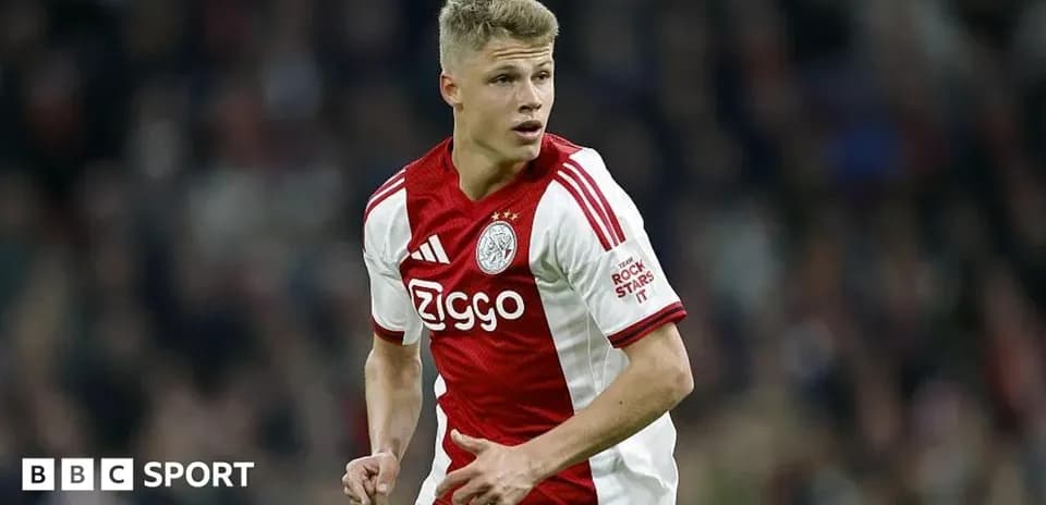 Joueur d'Ajax en action sur le terrain