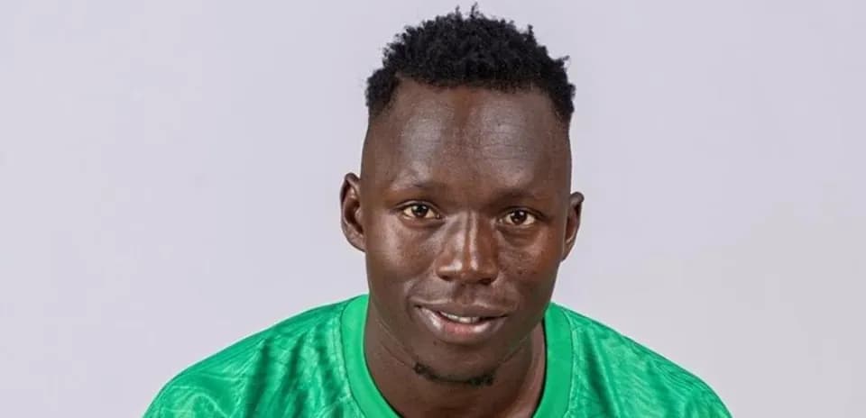 Joueur en maillot vert posant pour une photo