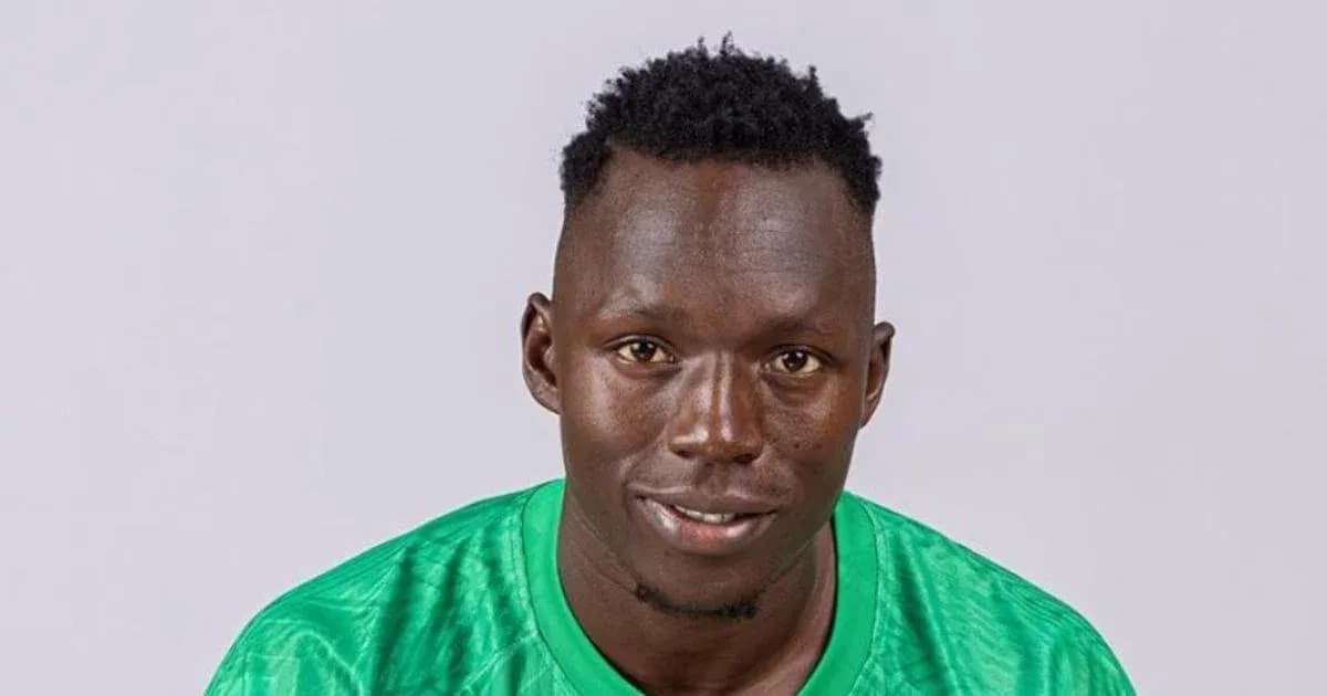 Joueur en maillot vert posant pour une photo