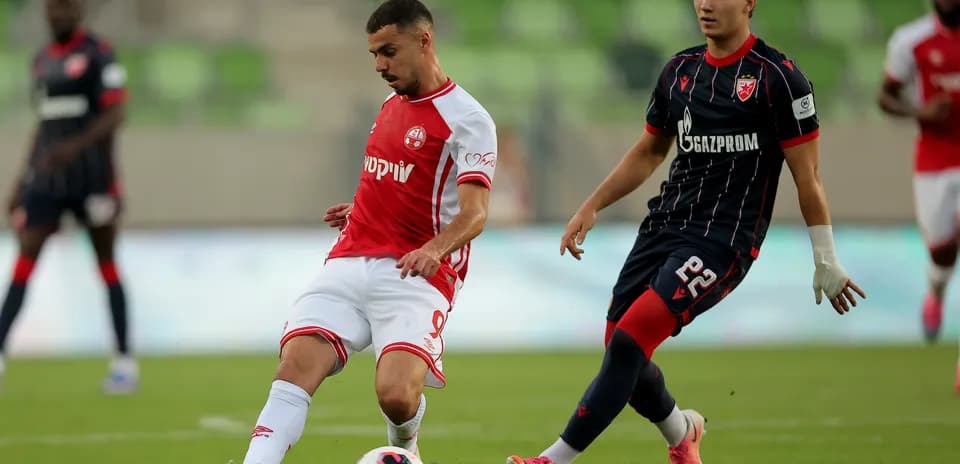 Joueurs de FK Crvena Zvezda et Hapoel Beer Sheva en action