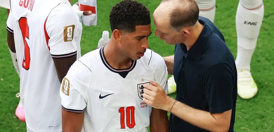 Joueur anglais discutant avec l'entraîneur pendant le match