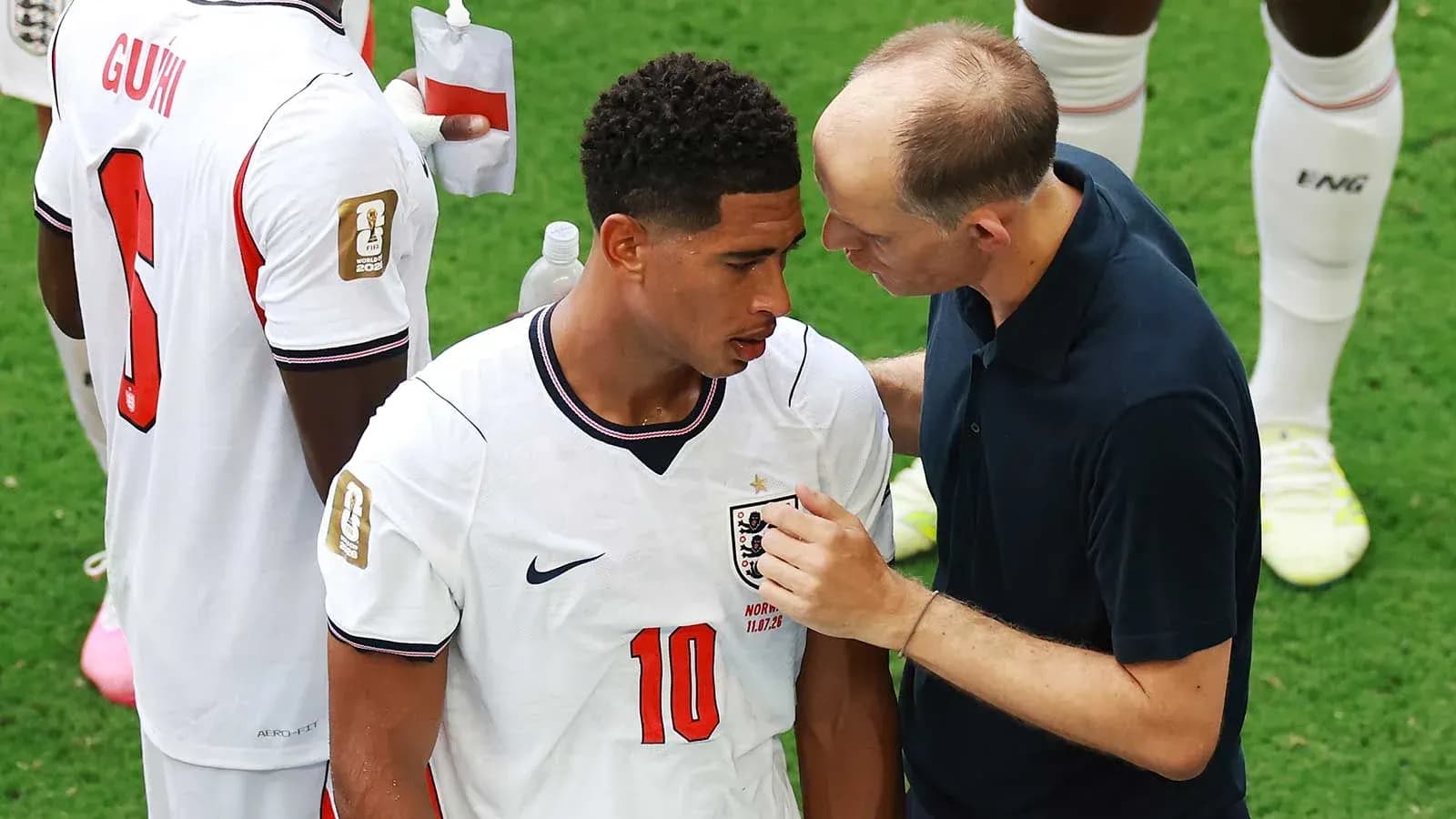 Joueur anglais discutant avec l'entraîneur pendant le match