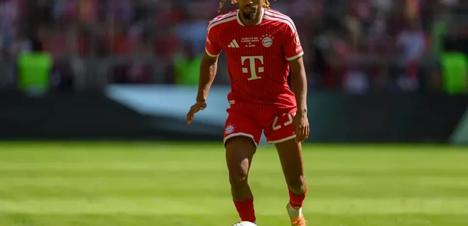 Joueur de Bayern Munich dribblant avec le ballon