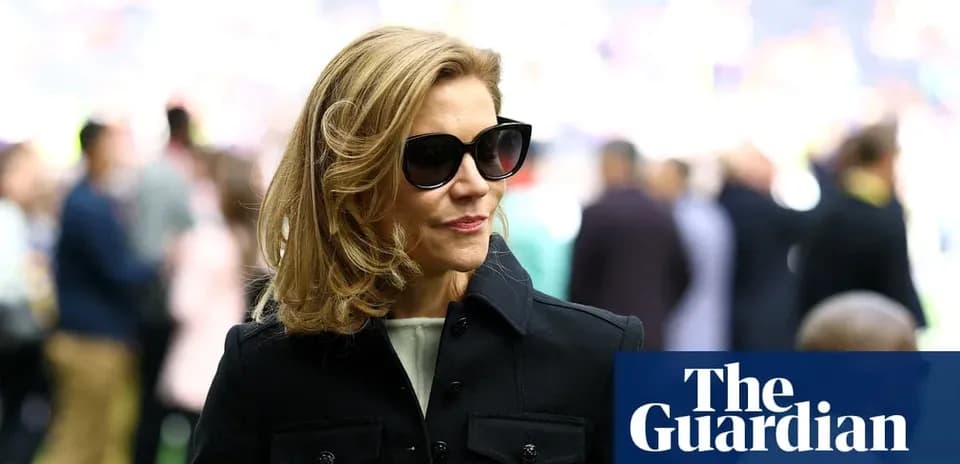 Femme avec des lunettes de soleil dans un stade