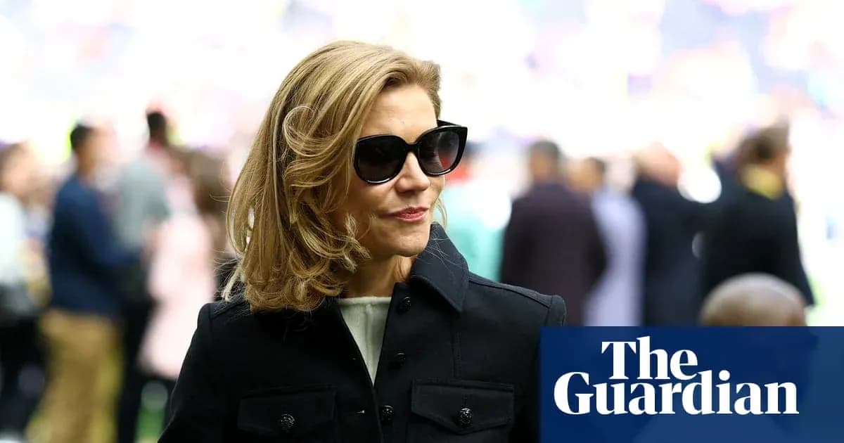 Femme avec des lunettes de soleil dans un stade