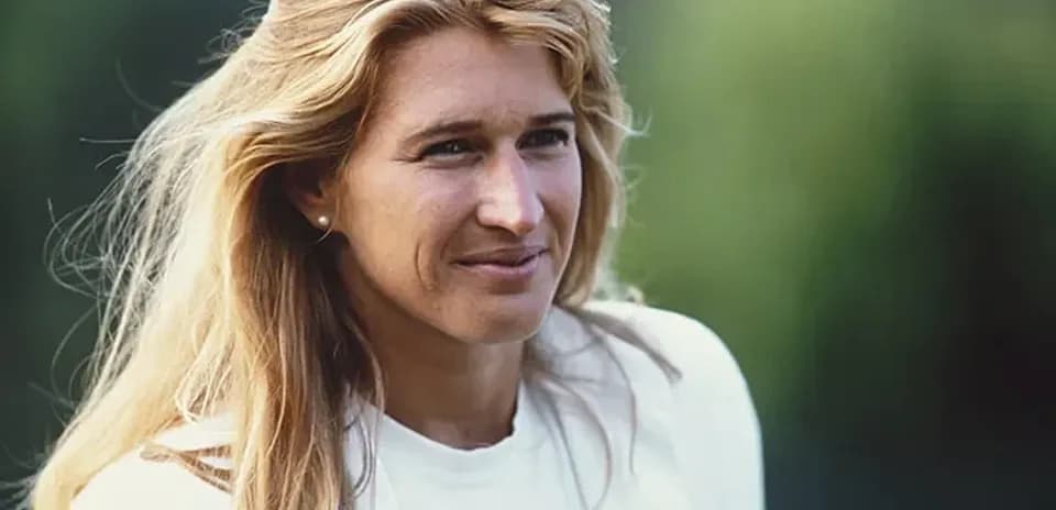 Femme souriante avec cheveux longs dans un cadre naturel