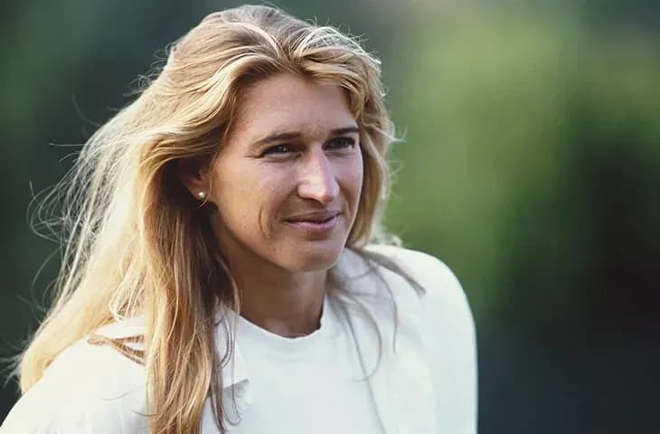 Femme souriante avec cheveux longs dans un cadre naturel