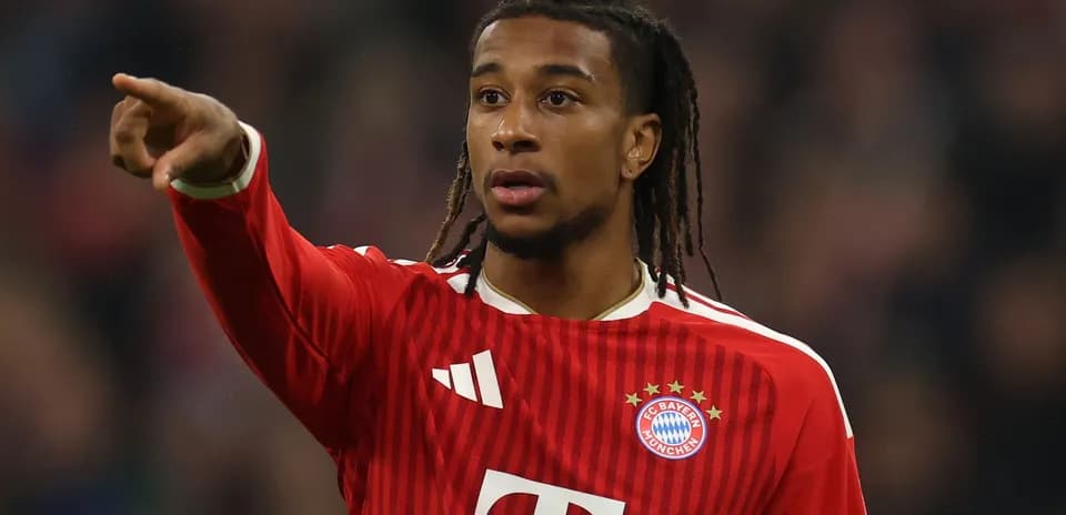 Joueur de Bayern Munich pointant lors d'un match