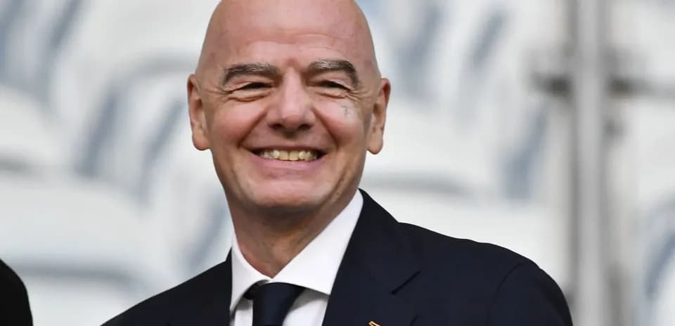Homme souriant en costume lors d'un événement