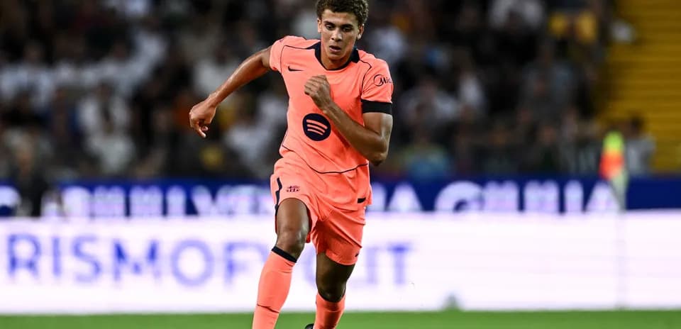 Joueur en maillot rose courant sur le terrain
