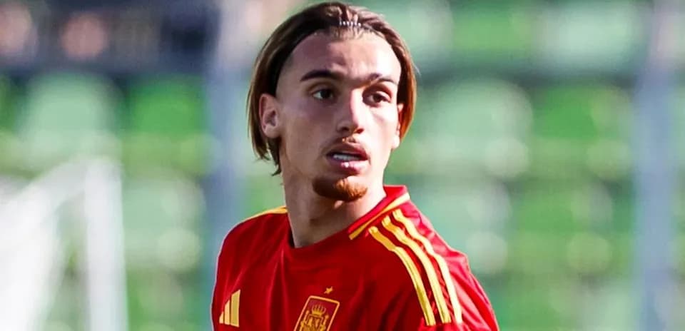 Joueur en maillot rouge de l'Espagne sur le terrain