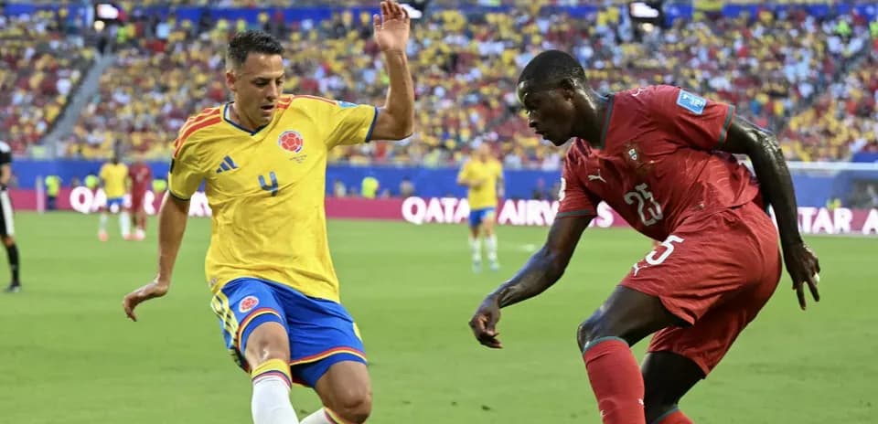 Joueurs en compétition pour le ballon sur le terrain
