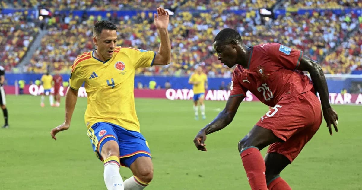 Joueurs en compétition pour le ballon sur le terrain