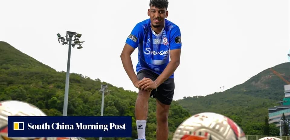 Joueur de football posant avec des ballons sur terrain