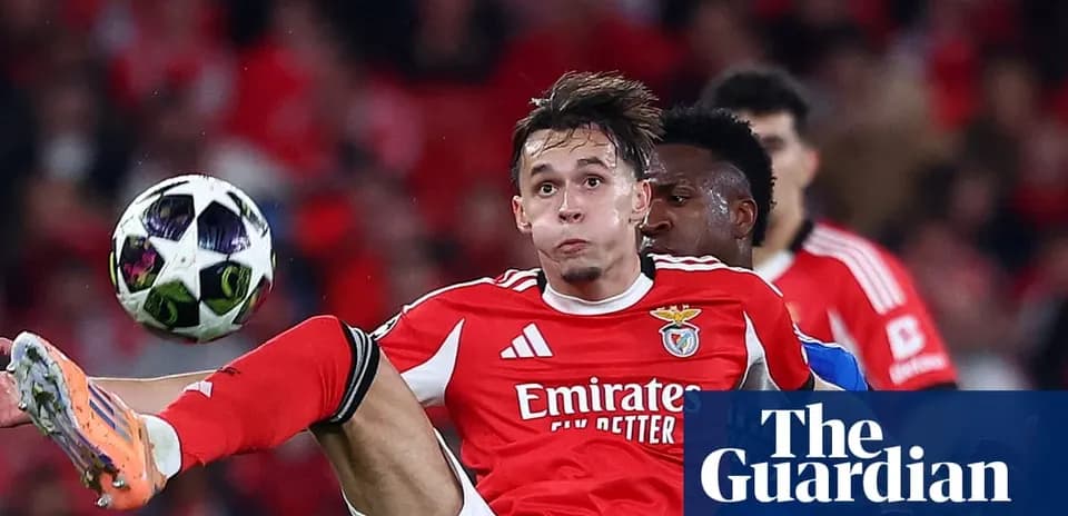 Joueur de Benfica en action avec le ballon