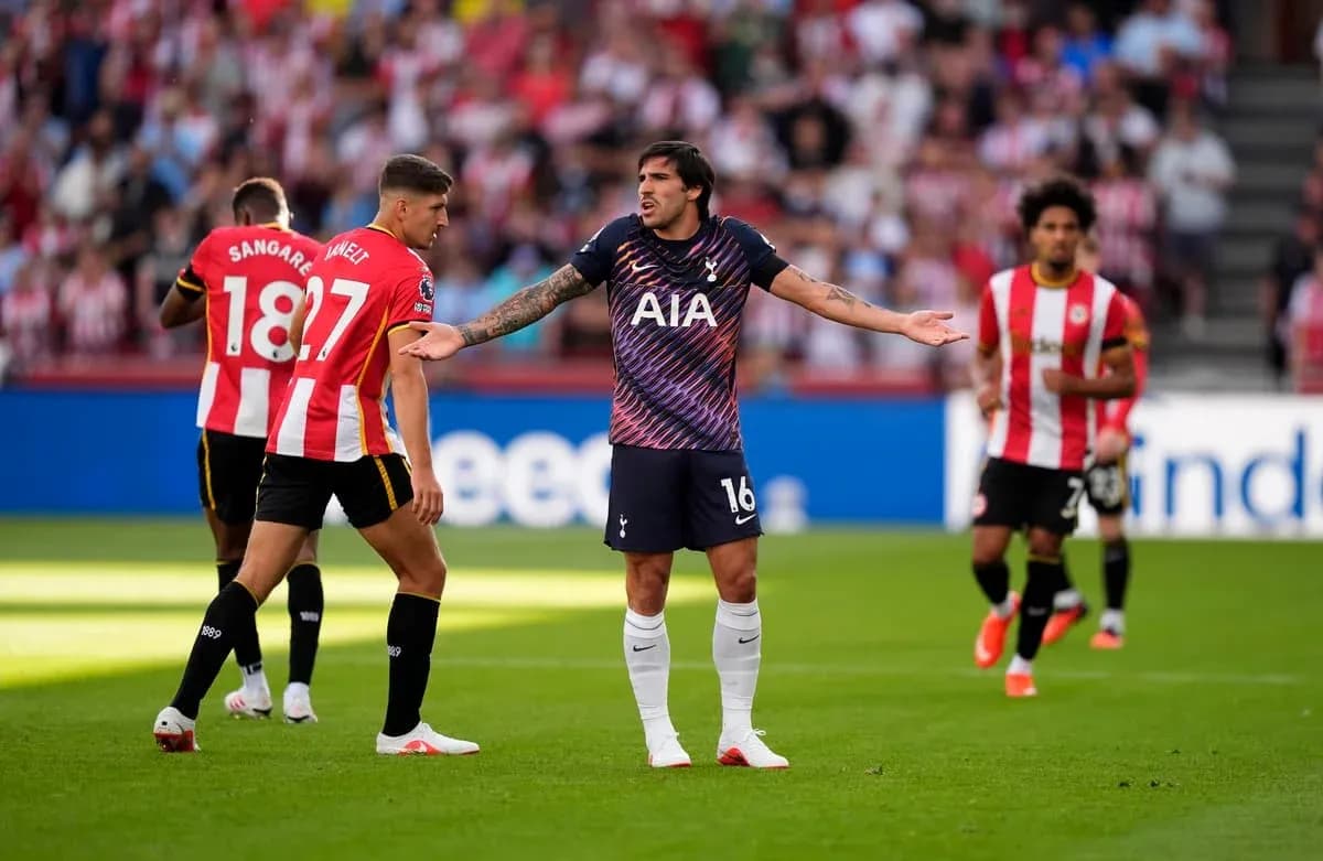 Joueurs de Tottenham et Brentford en action sur le terrain