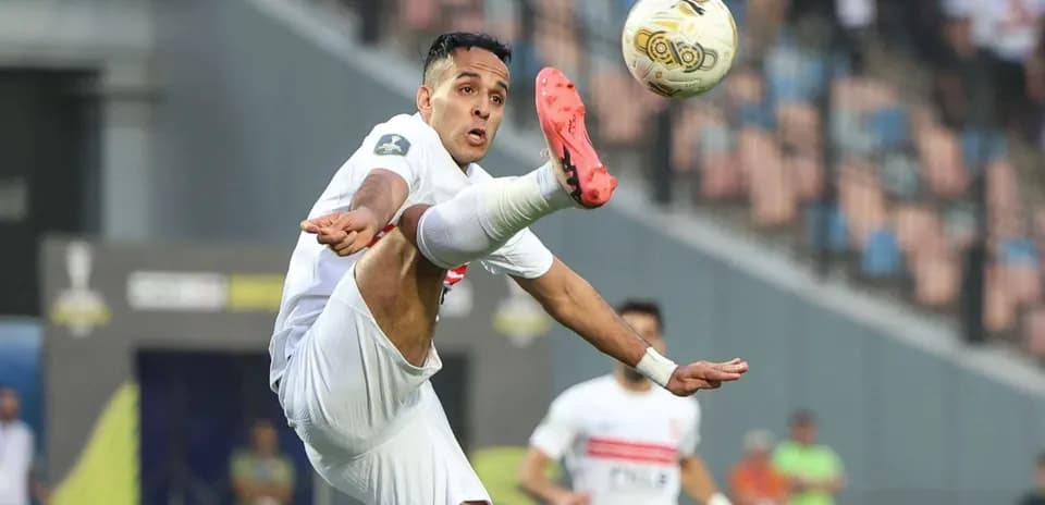 Joueur exécutant un tir acrobatique lors du match