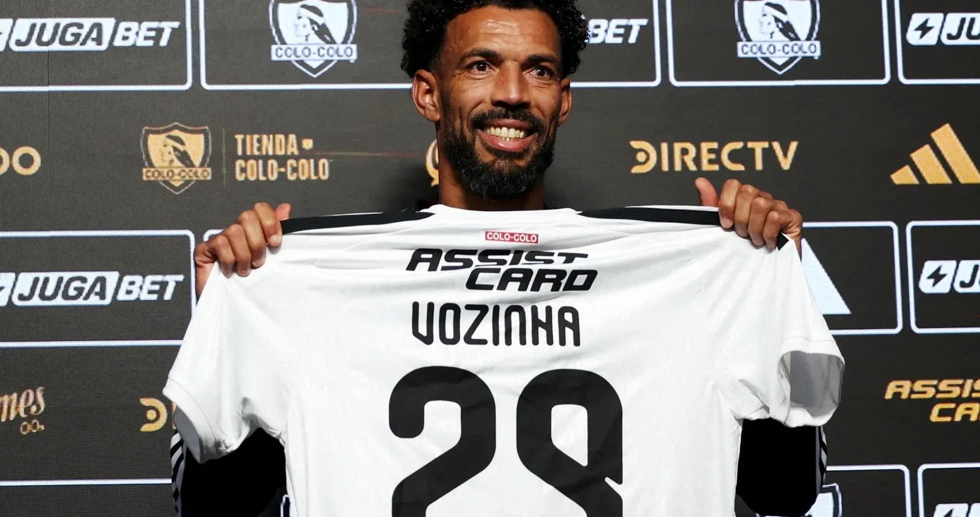 Joueur présentant le maillot de Colo-Colo