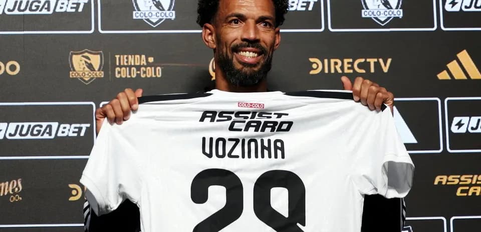 Joueur présentant le maillot de Colo-Colo