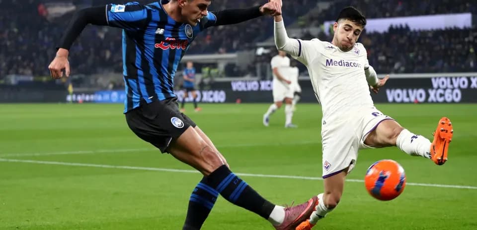 Joueurs de Fiorentina et Atalanta en action