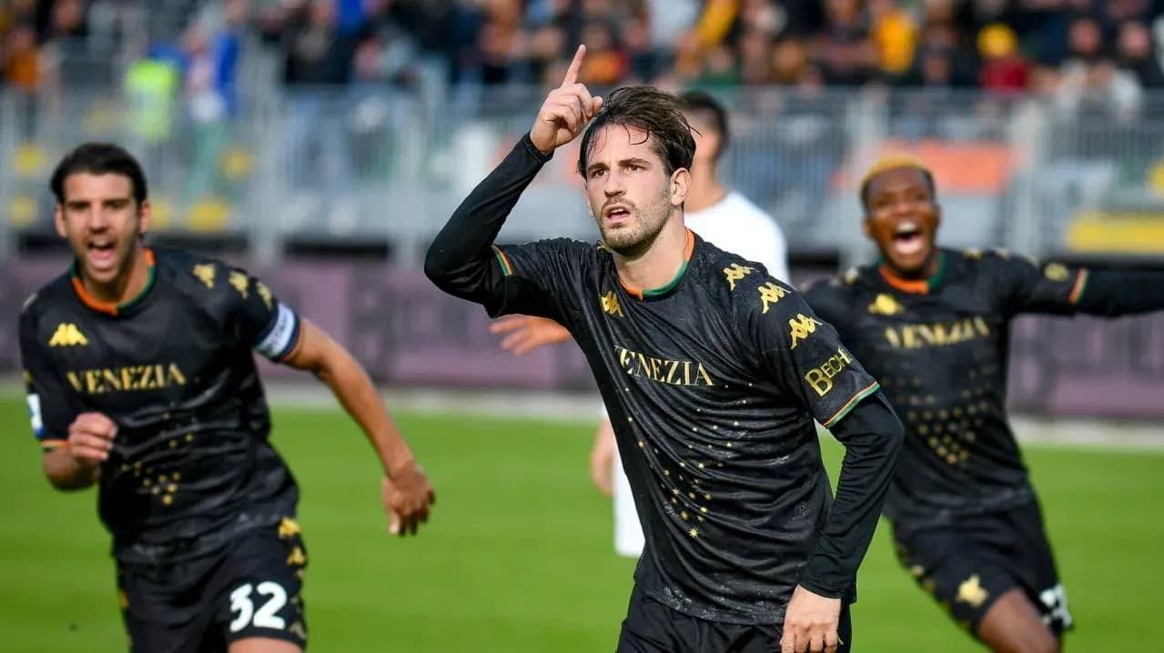 Joueur de Venezia célébrant un but