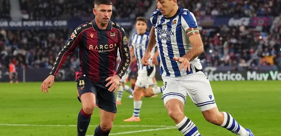 Joueurs de Real Sociedad et Levante en action