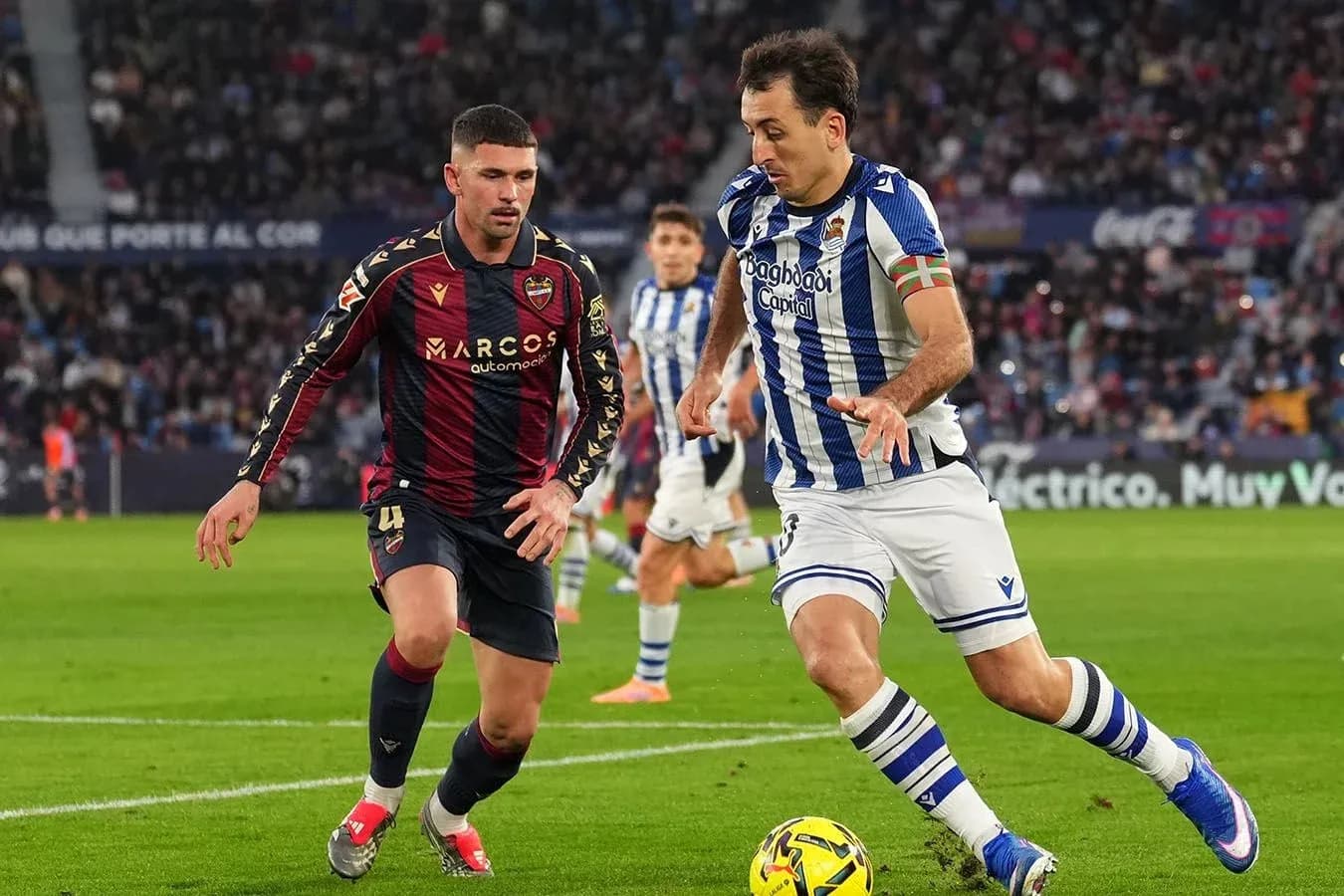Joueurs de Real Sociedad et Levante en action