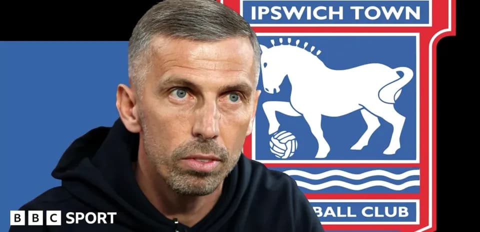 Entraîneur lors d'une conférence de presse avec logo d'Ipswich