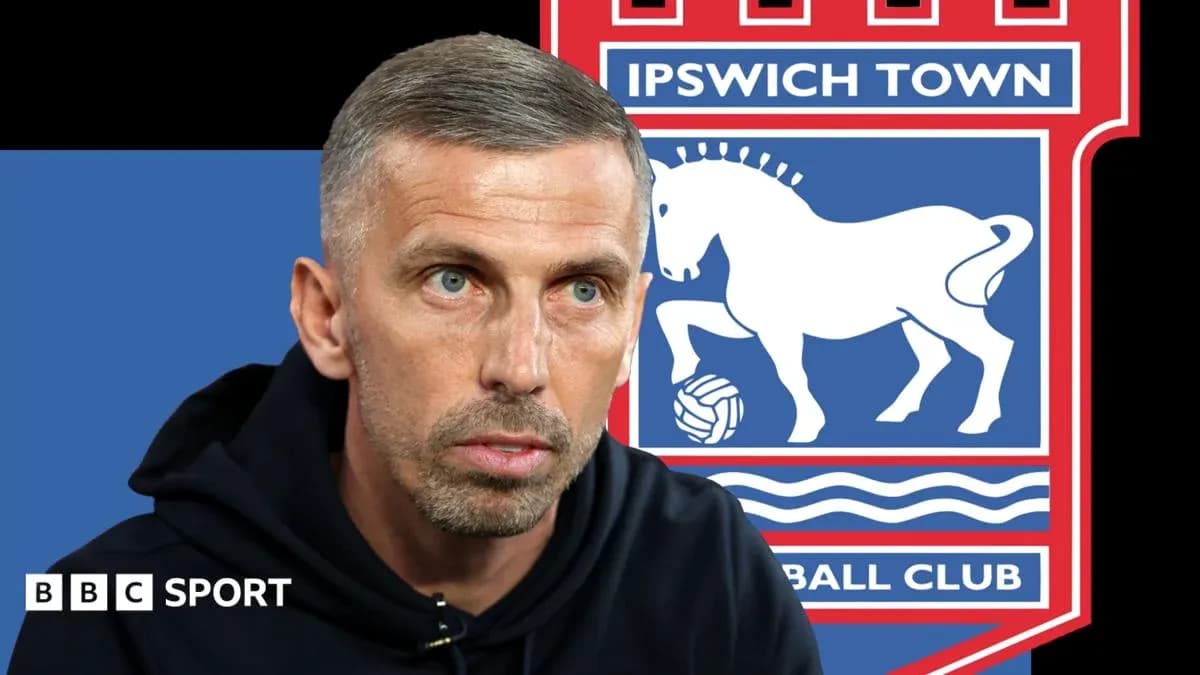Entraîneur lors d'une conférence de presse avec logo d'Ipswich