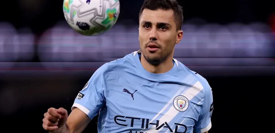 Joueur de Manchester City contrôlant un ballon en l'air