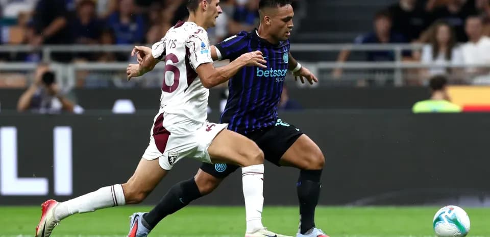 Deux joueurs se disputant le ballon lors du match