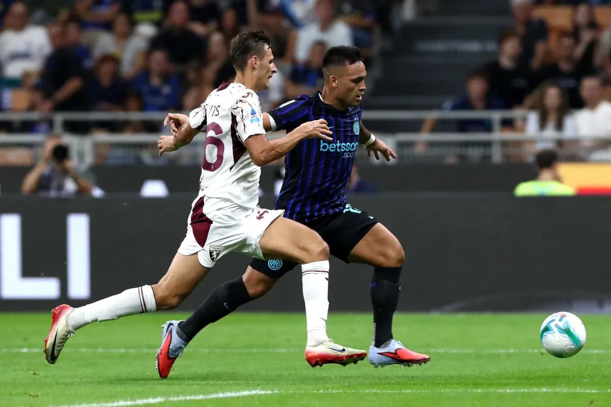 Deux joueurs se disputant le ballon lors du match