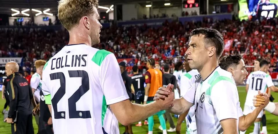 Joueurs se serrant la main après le match