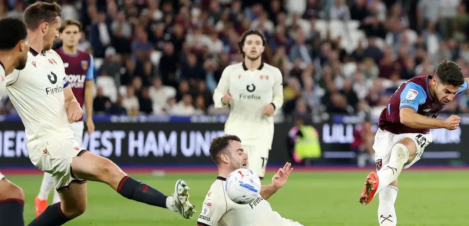 Joueur de West Ham tirant au but lors du match
