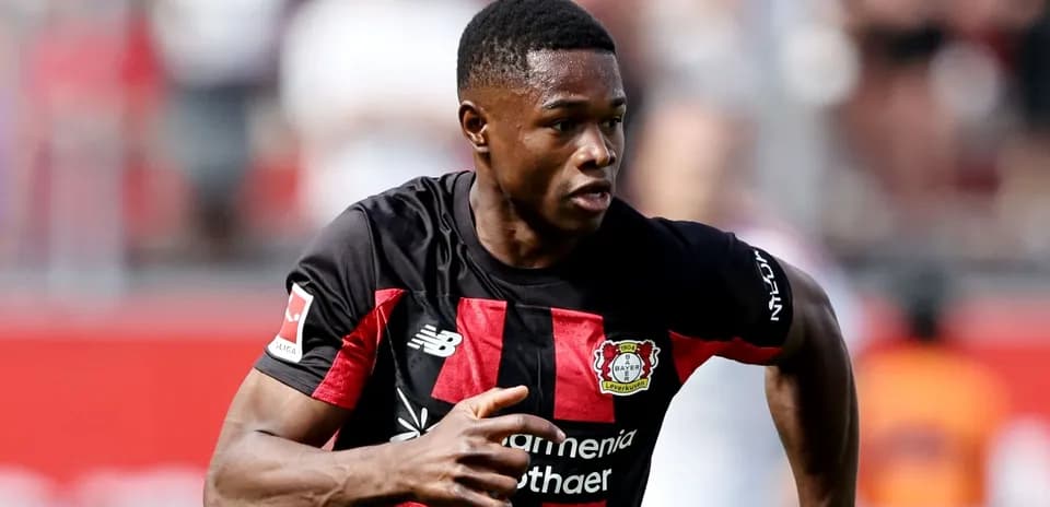 Joueur de Bayer Leverkusen courant sur le terrain