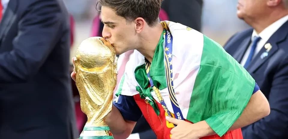 Joueur embrassant la coupe du monde sur scène